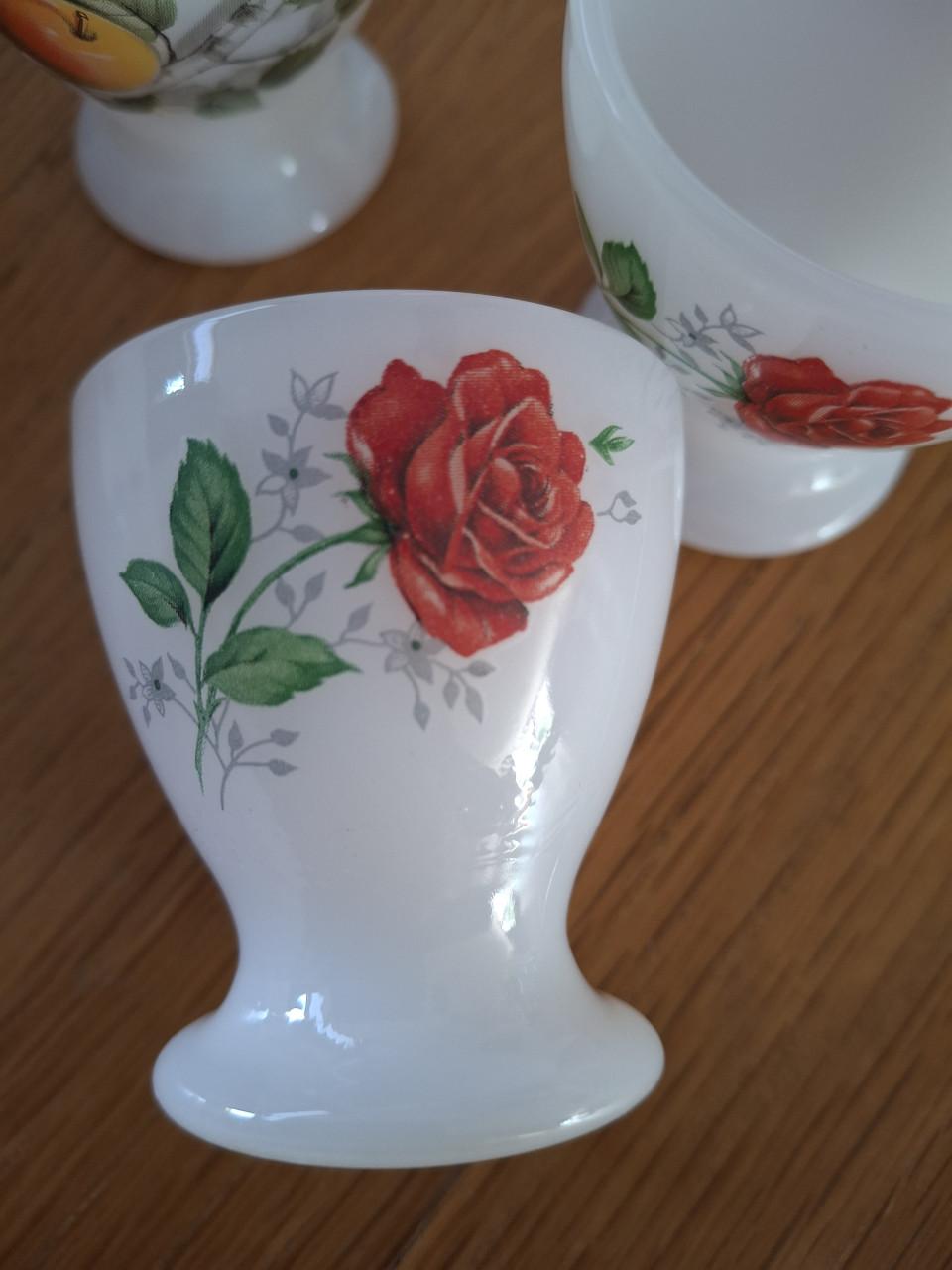 6 arcopal eierdopjes melkglas. 4x roos 2x appel