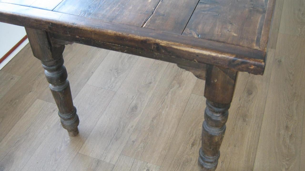 TE KOOP SUPER GAVE KOLONIALE EET TAFEL  100 EURO