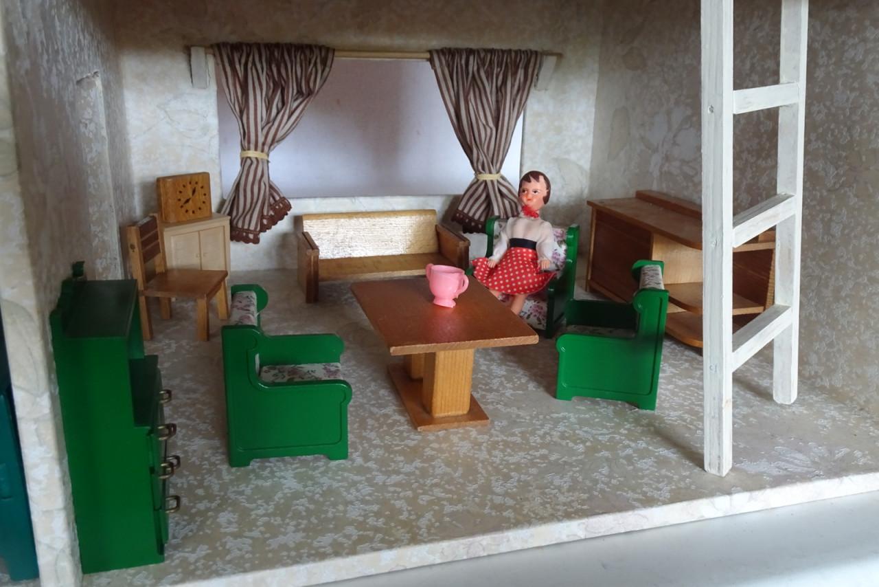 Poppenhuis met inrichting