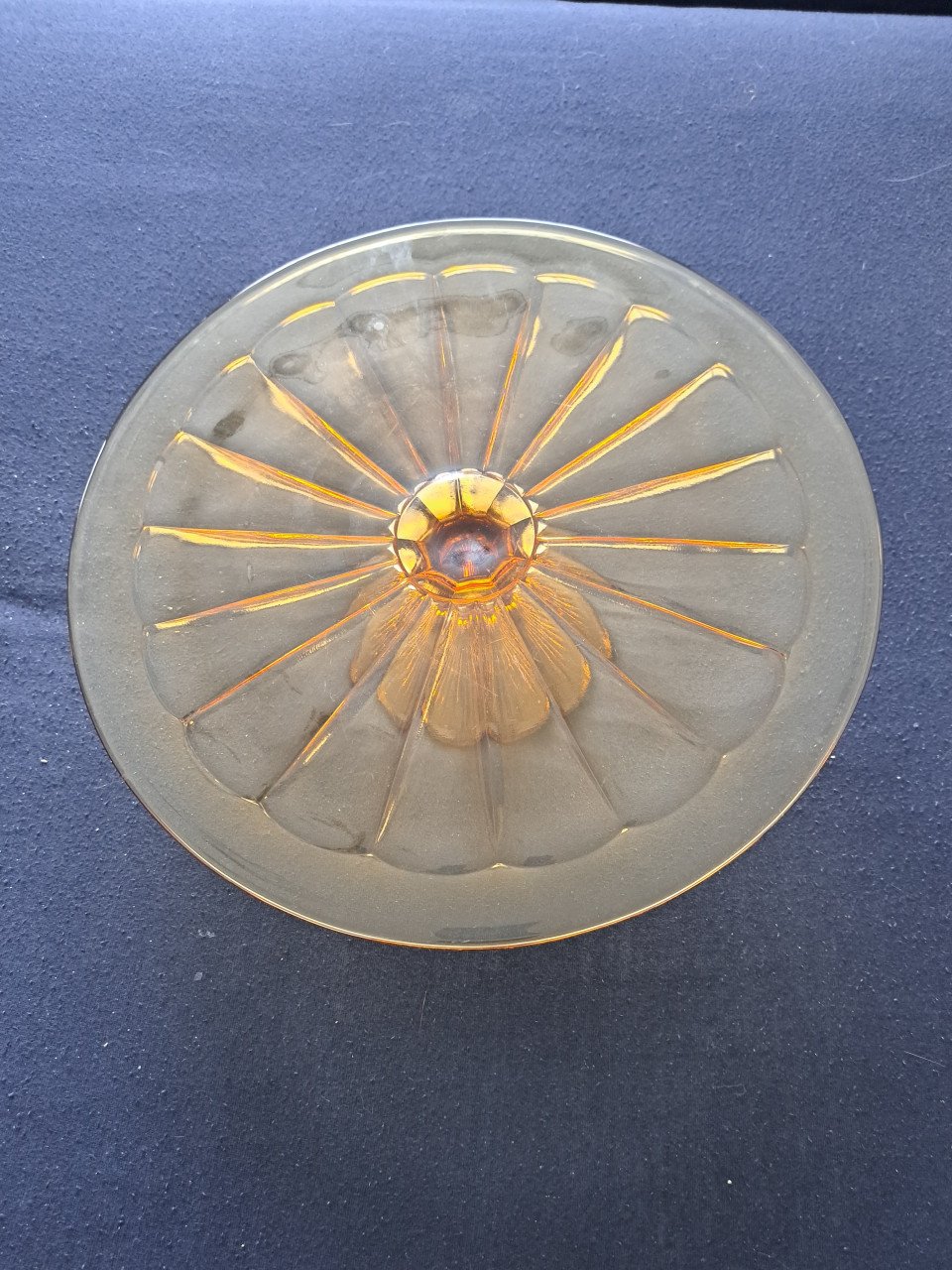 Taartenstandaard van glas, amber glas, etagère.
