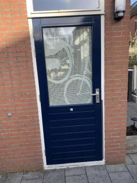 Buitendeur met veiligheidsbeslag/slot en anti inbraak scharnieren.