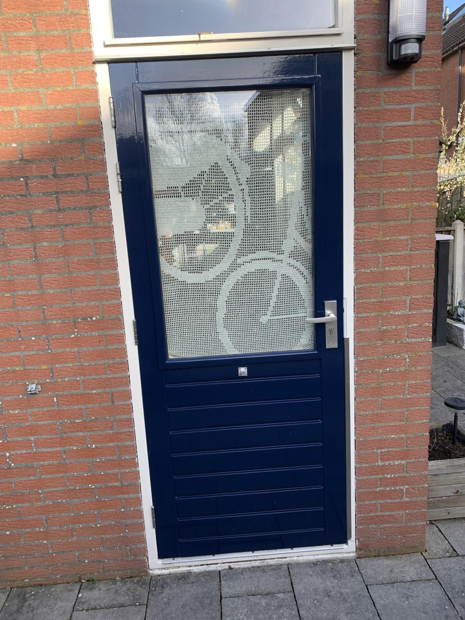 Buitendeur met veiligheidsbeslag/slot en anti inbraak scharnieren.