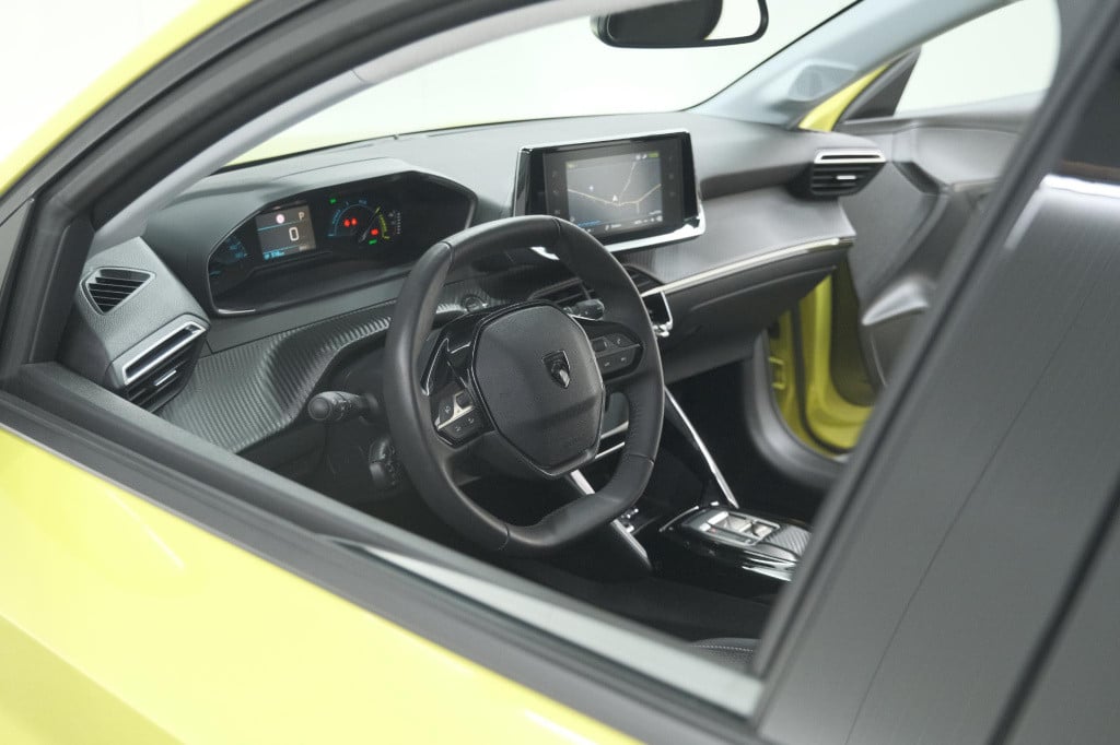 Peugeot 208 ev allure 50 kwh | stoelverwarming | apple carplay | parkeersen