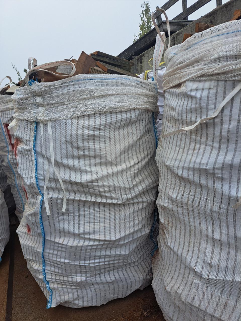 Haardhout, hardhoutplankjes in bigbags van 1500 liter