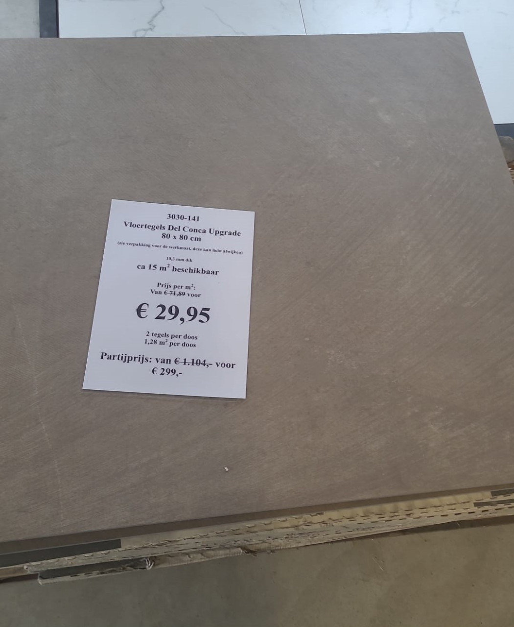 Ca 15 m² betonlook tegels 80x80 cm, bruin, van € 71,89 per m² voor
