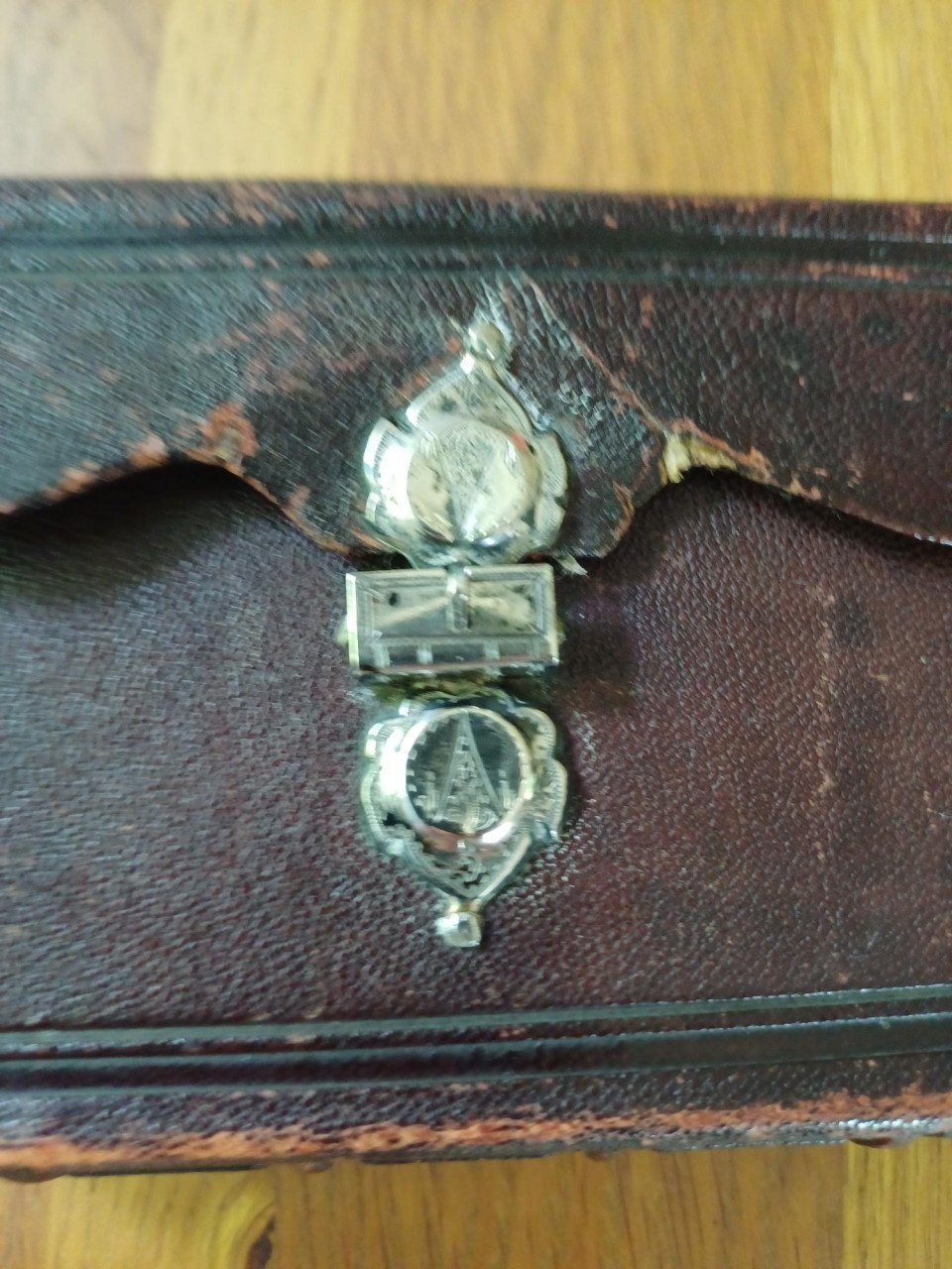 Bijbeltje met zilver slot