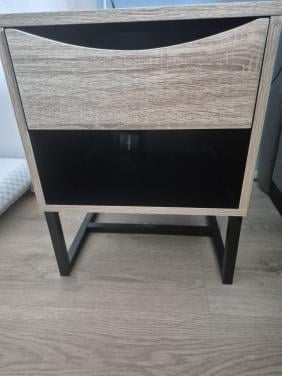 2 zwart houten nachtkastjes.