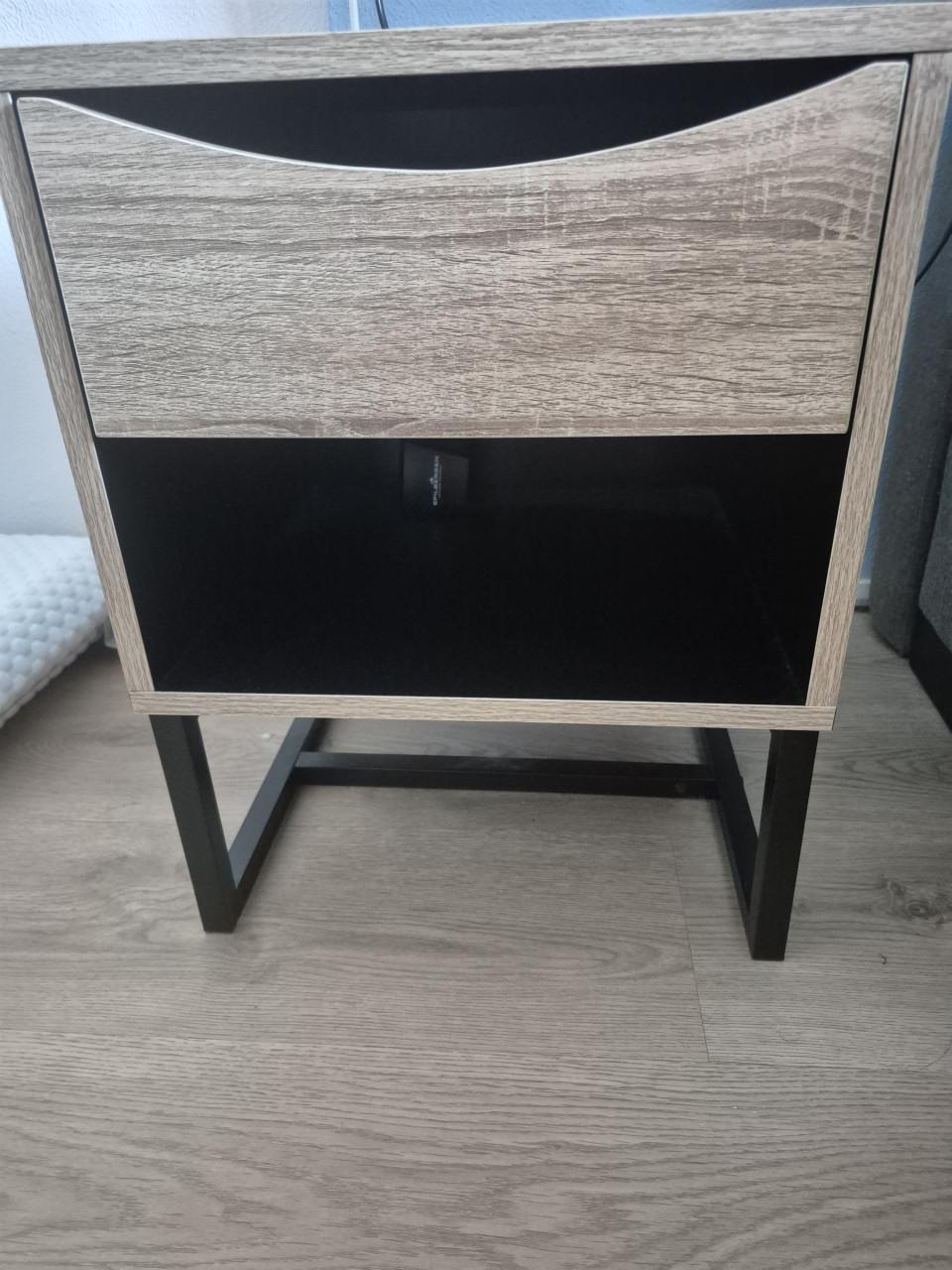2 zwart houten nachtkastjes.
