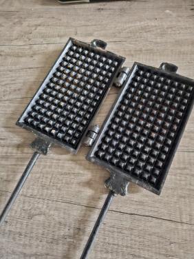 Mooi antiek wafelijzer voor open vuur of op een fornuis