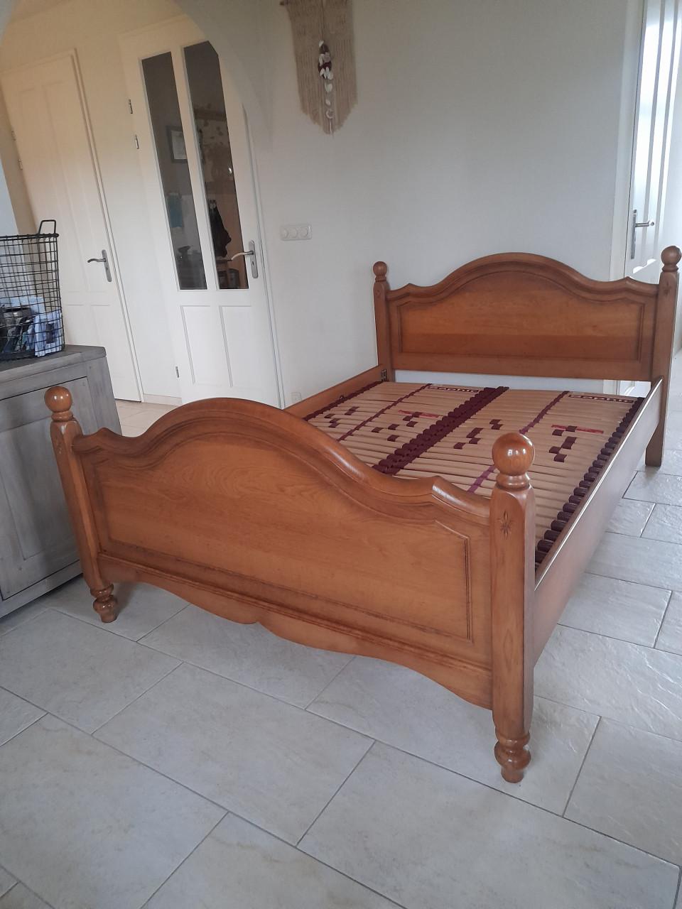 140 x 200 Massief houten bed ( in goede staat )