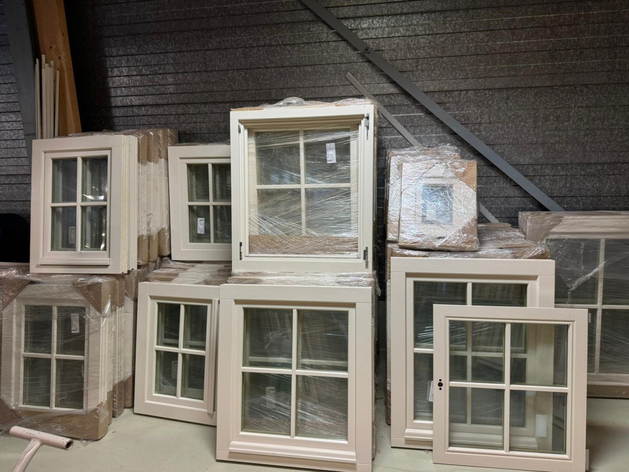 Nieuwe luxe houten kozijnen inclusief glas