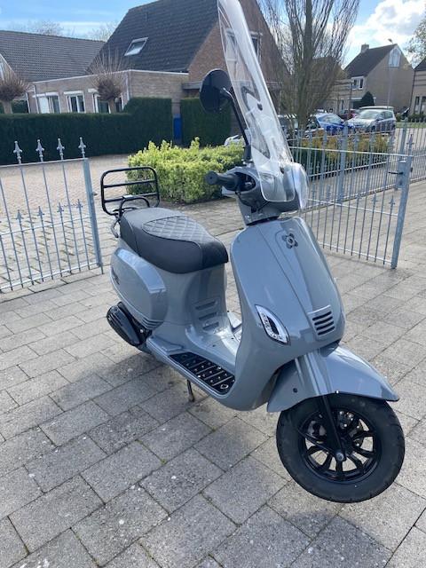 Scooter AGM VX-50I - Zo goed als nieuw