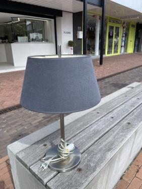 Lamp met grijze lampekap