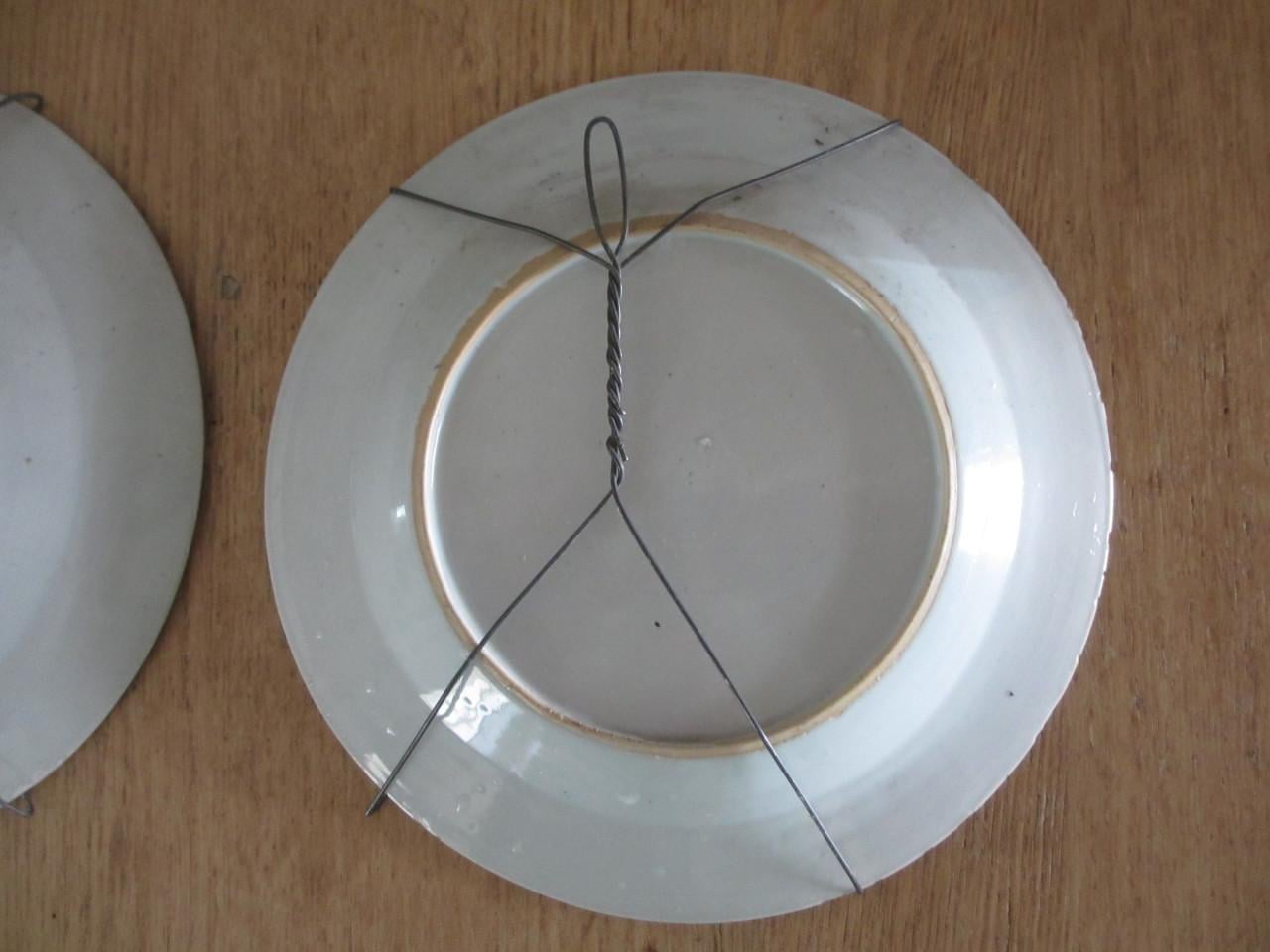 2 oude blauw-witte porseleinen borden – handgeschilderd – ca. 23,5 cm