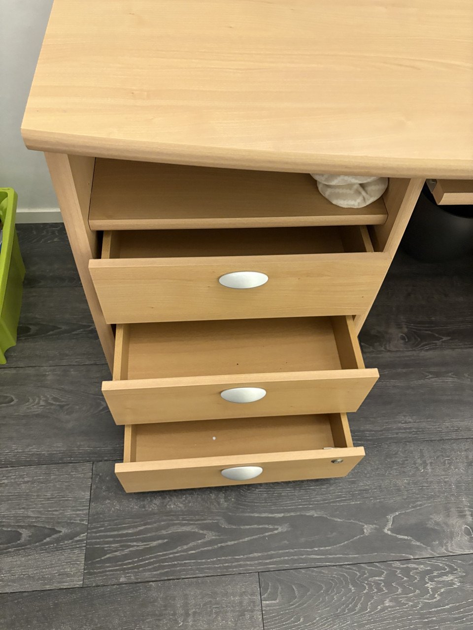 Bureau van hout met lades.