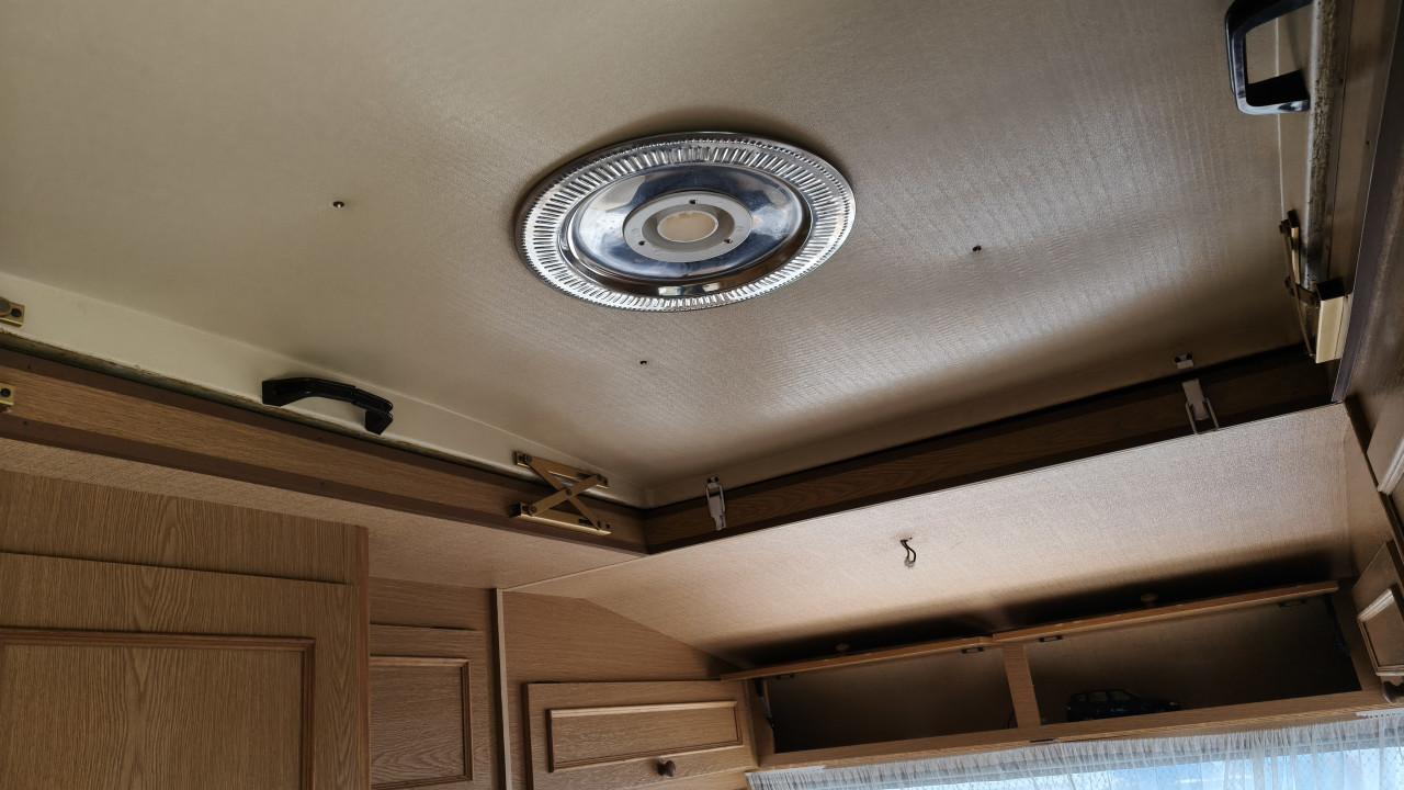 De reu 385 met kenteken Nl ,met Voortent................
