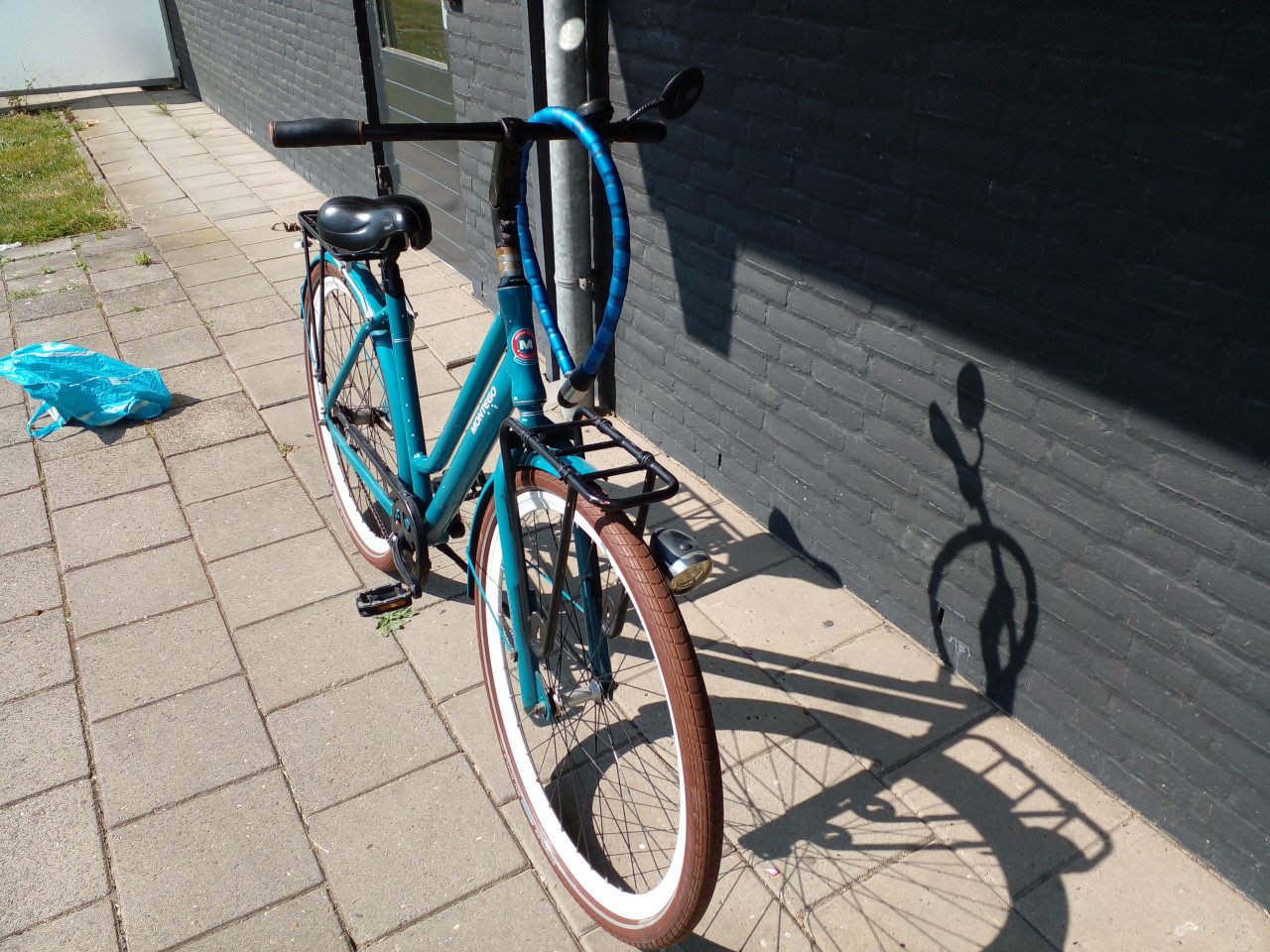 Damestransportfiets met terugtraprem en goede extra dikke banden.