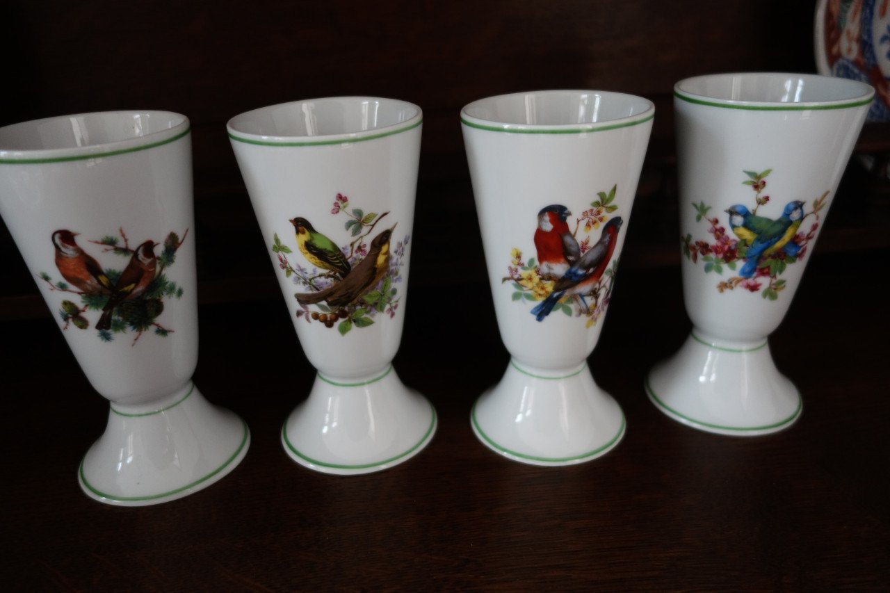 4 drinkbekers porcelaine FRELON 36320 Villedieu met vogeldecoratie  nieuw