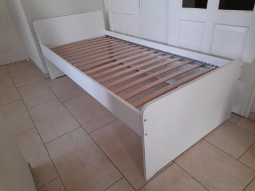 Wit 1 persoons bed 90 x 200 (z.g.a.n.)