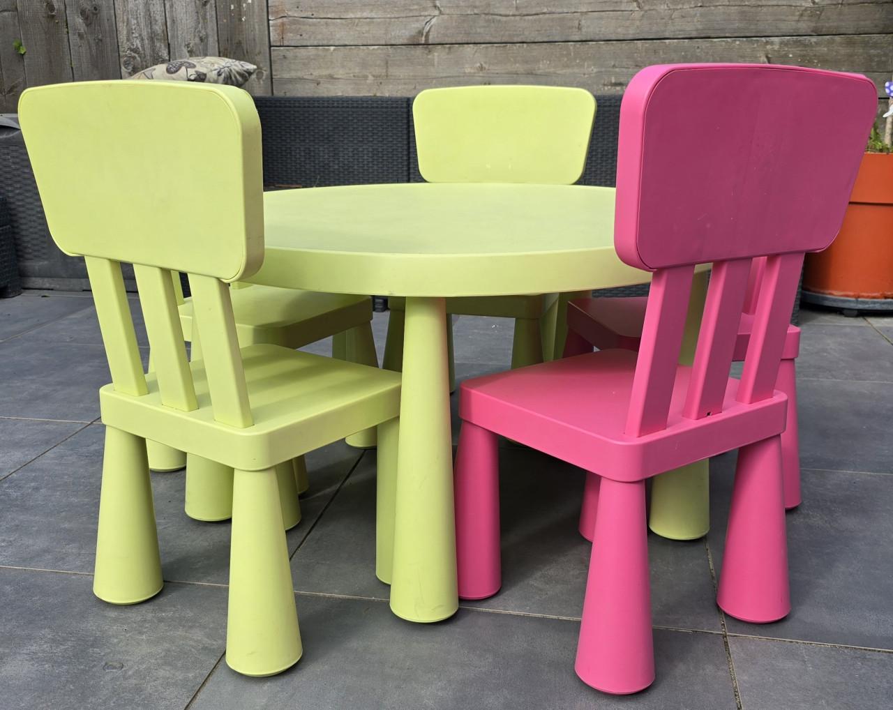 IKEA Mammut kindertafel met 5 stoeltjes - Zo goed als nieuw