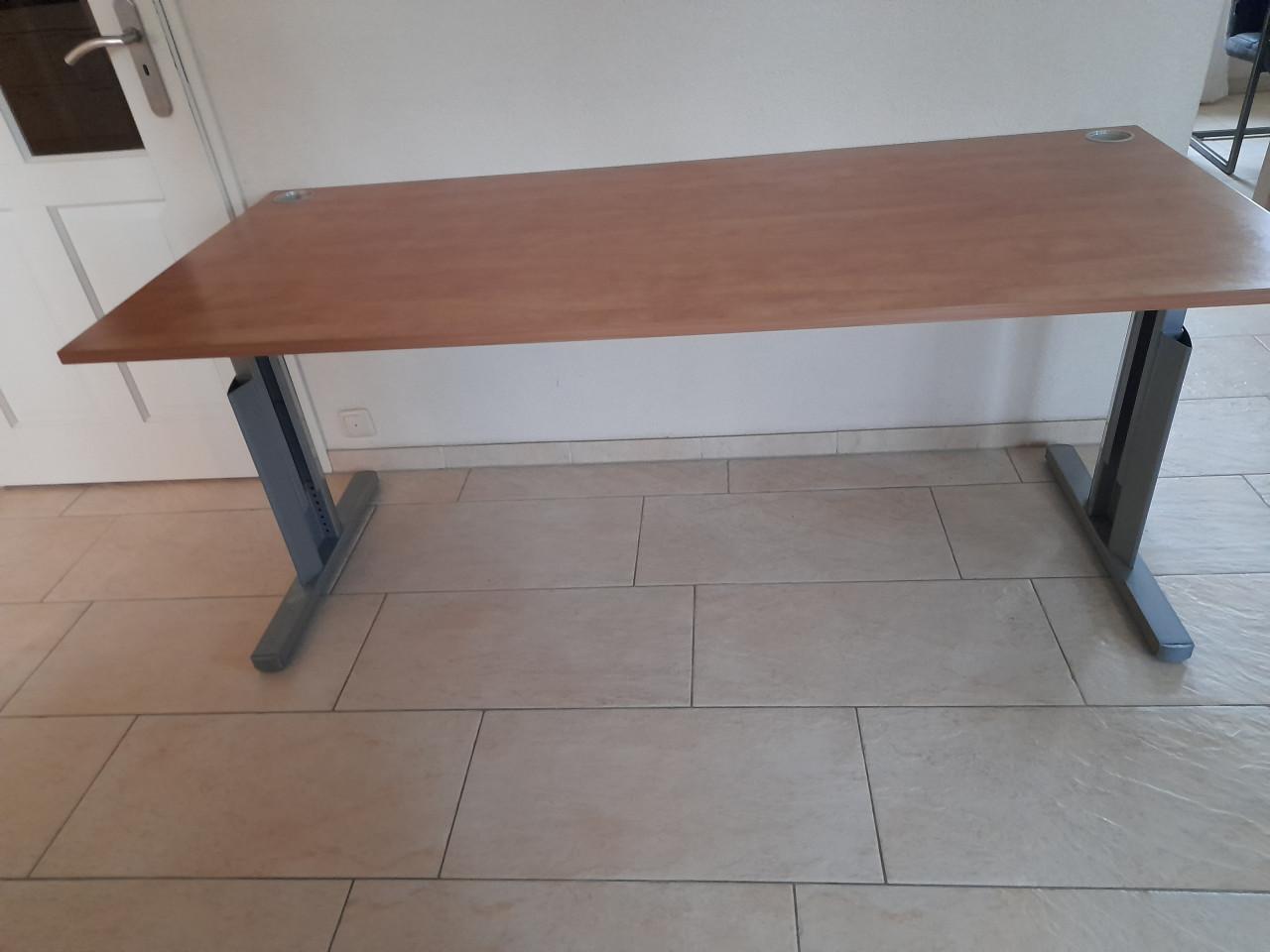 Mooi bureau 80 x 180  (in hoogte verstelbaar van 60/84H ( in goede staat )