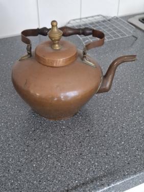 Oude koperen water ketel