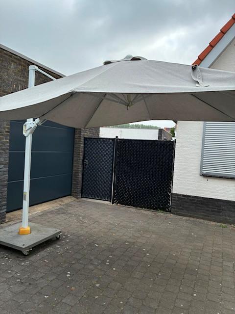 Lichtgrijze parasol 3x3 m Platinum casual living van Challenger z.g.a.n.