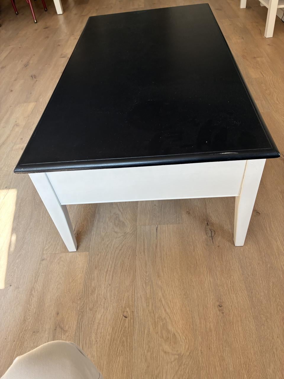 Salontafel, wit met zwart bovenblad. 135x79x45