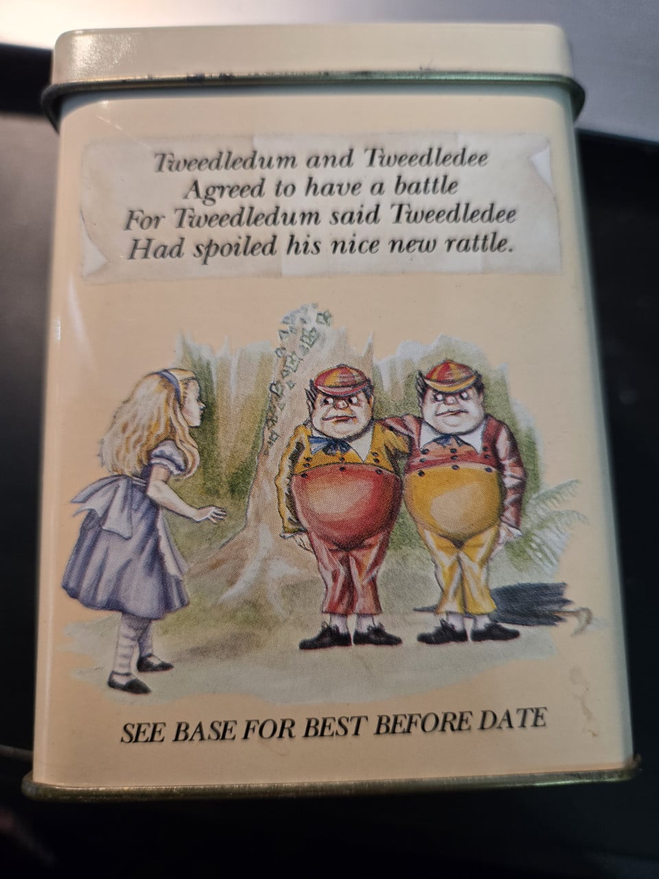 TheeBlik van Earl Grey met afbeeldingen van Alice in Wonderland.