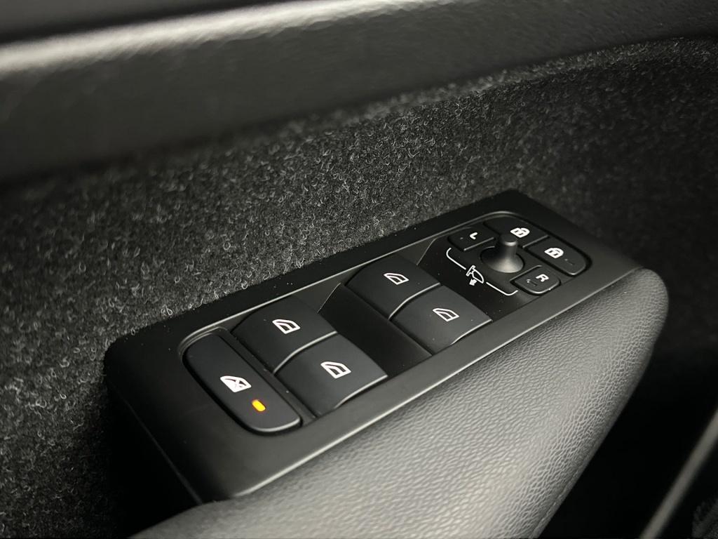 Volvo XC40 p8 408pk awd recharge r-design| pano| 360camera| h&k audio|