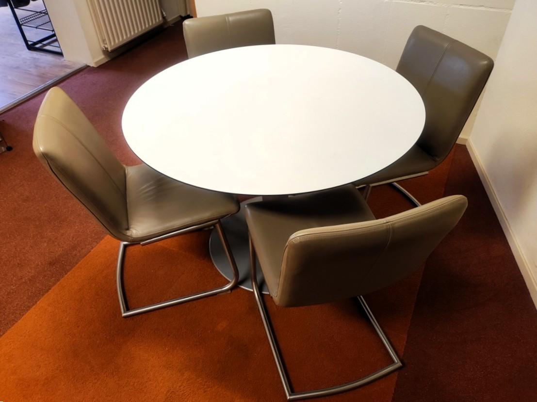 Tafel + stoelen