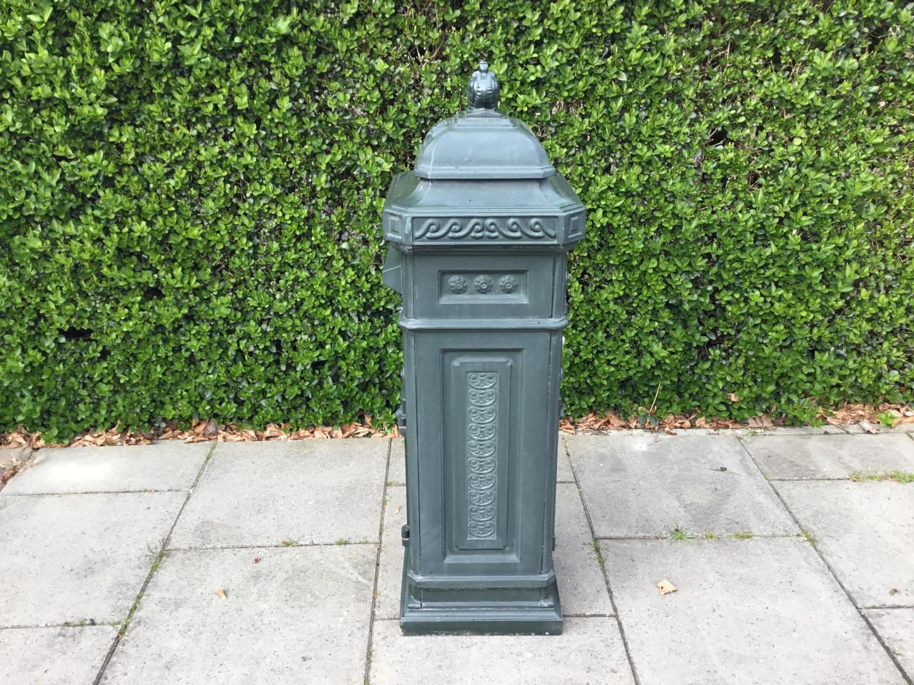 Kolom brievenbus.  Groen