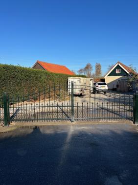 Inrijpoort van 400 cm breed. Direct leverbaar.