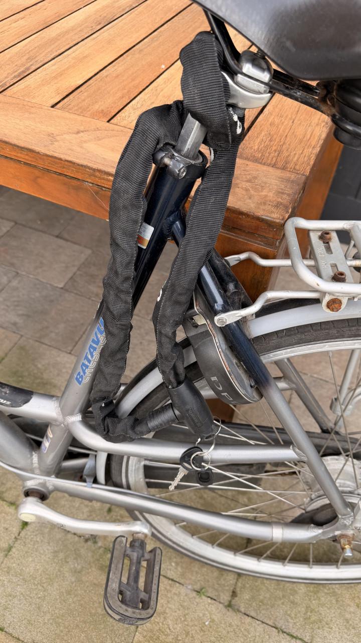 Dames stationsfiets Batavus met zwaar kettingslot