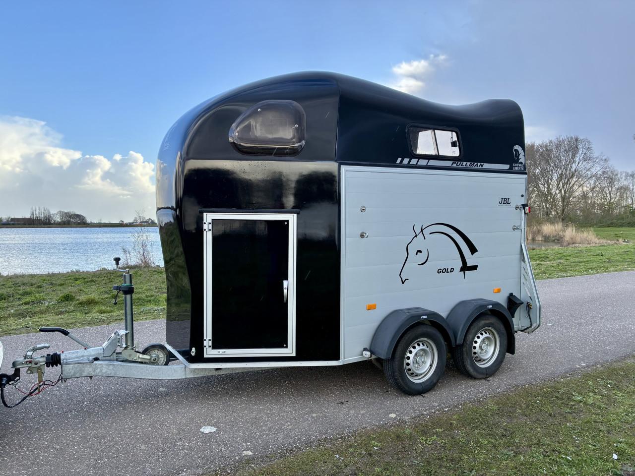 2 paards aluminium Cheval Liberte met zadelkamer en klep/deur
