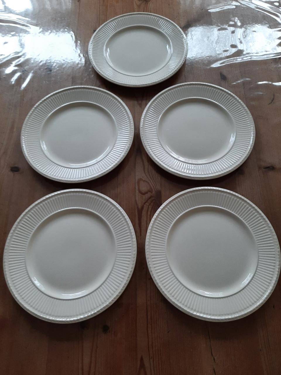 WEDGWOOD EDME - 5 ONTBIJT BORDJES  & 1 DINERBORD