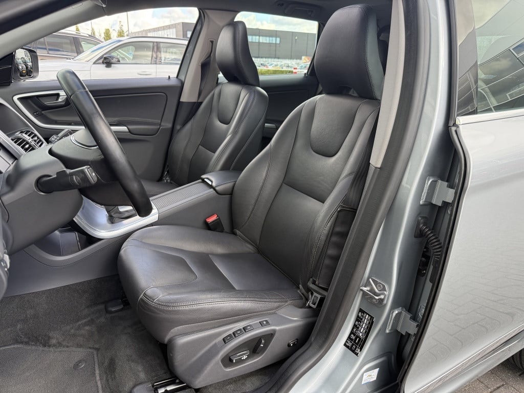 Volvo XC60 t5 245pk aut6 polar+ luxury| panodak| trekhaak| standkachel| ca