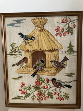 Geborduurd schilderij “ Vogelhuis”.