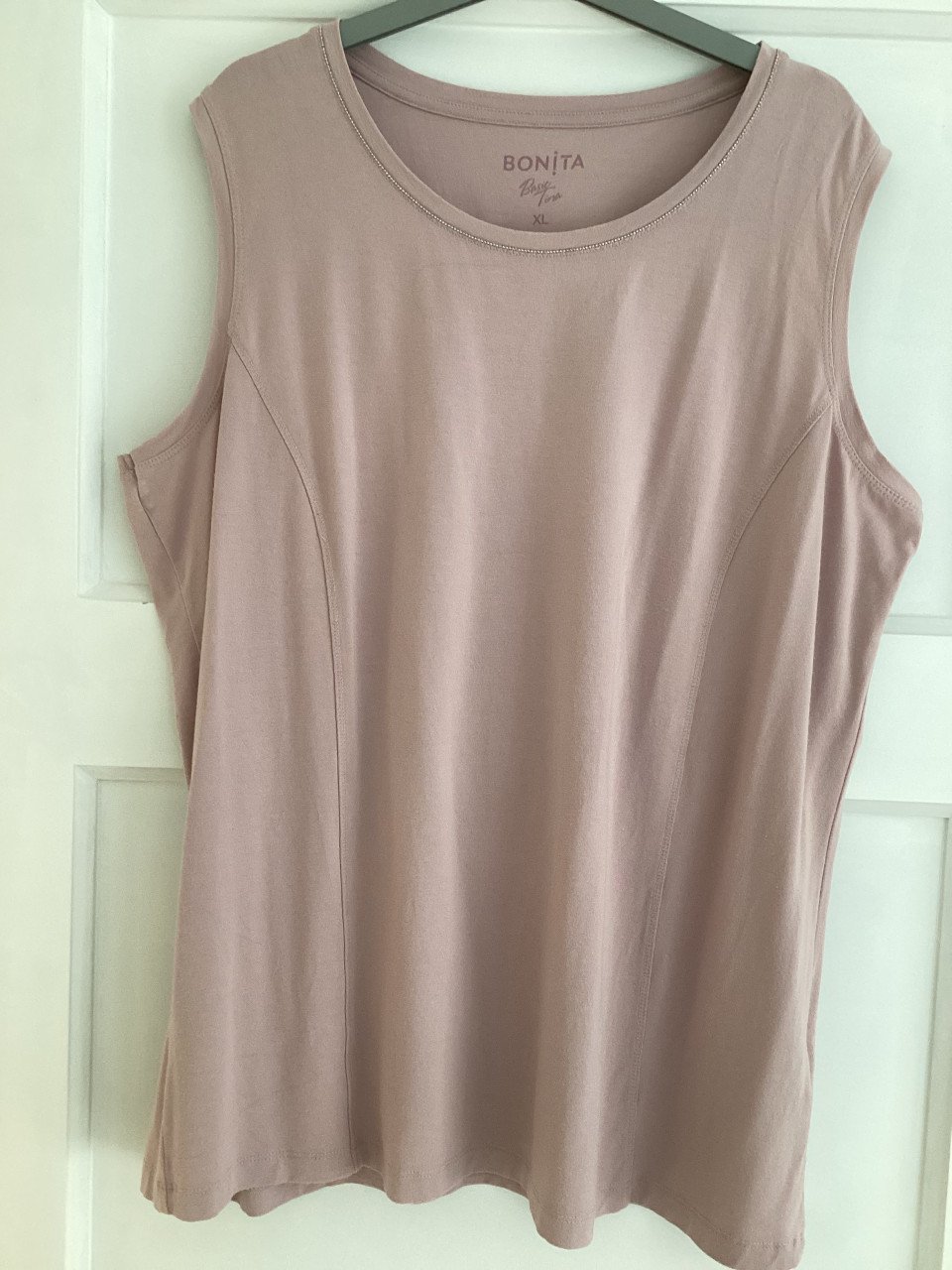 Mooi shirt met steentjes rond de hals mooie kwaliteit zgan maat xl