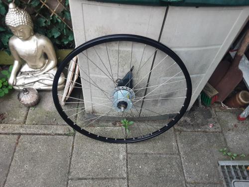 28 inch shimano voorwiel, naafdynamo, rollerbrake rem ( zwarte velg  )