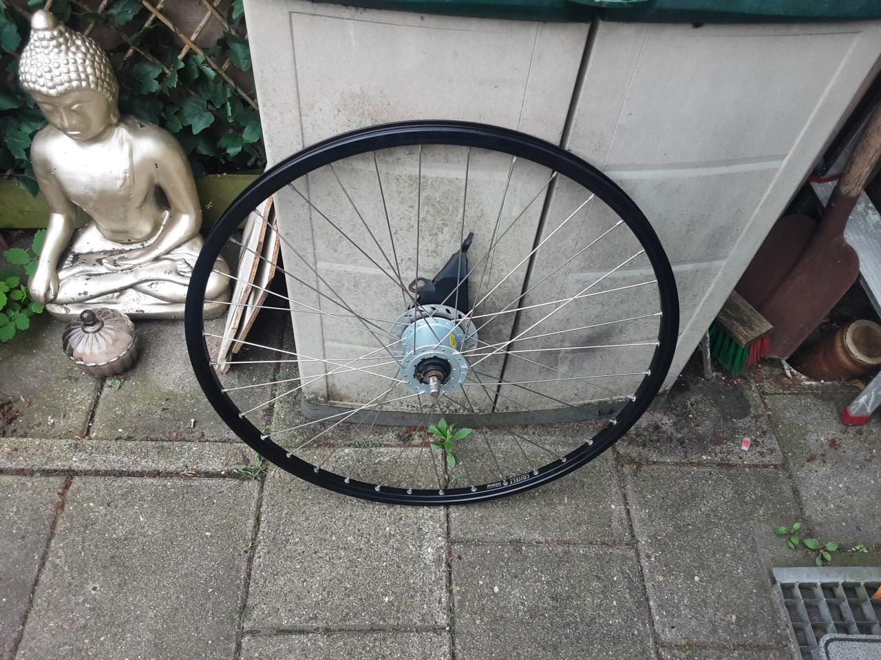 28 inch shimano voorwiel, naafdynamo, rollerbrake rem ( zwarte velg  )