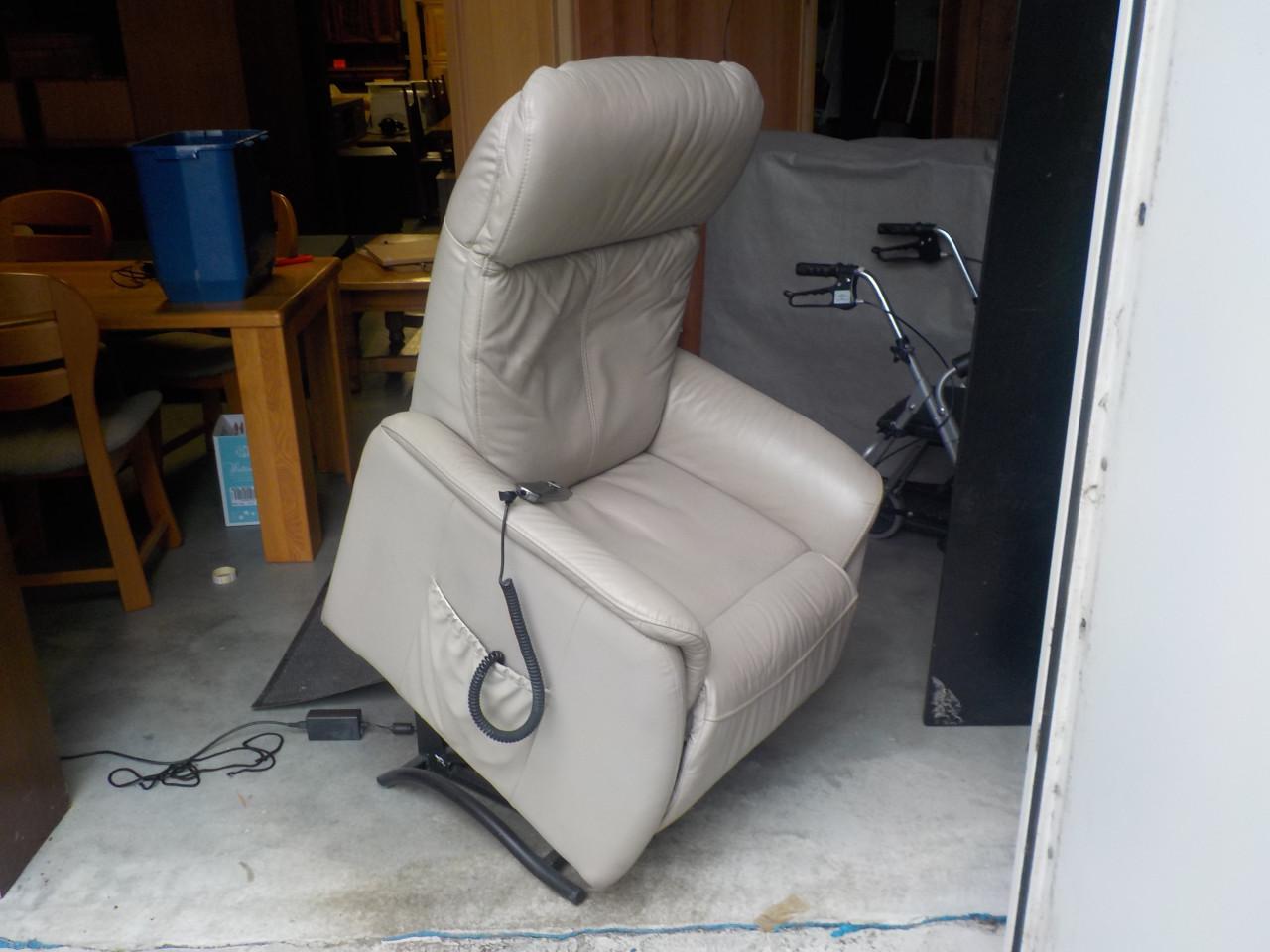 Leren elektrische sta-op relax fauteuil in goede staat