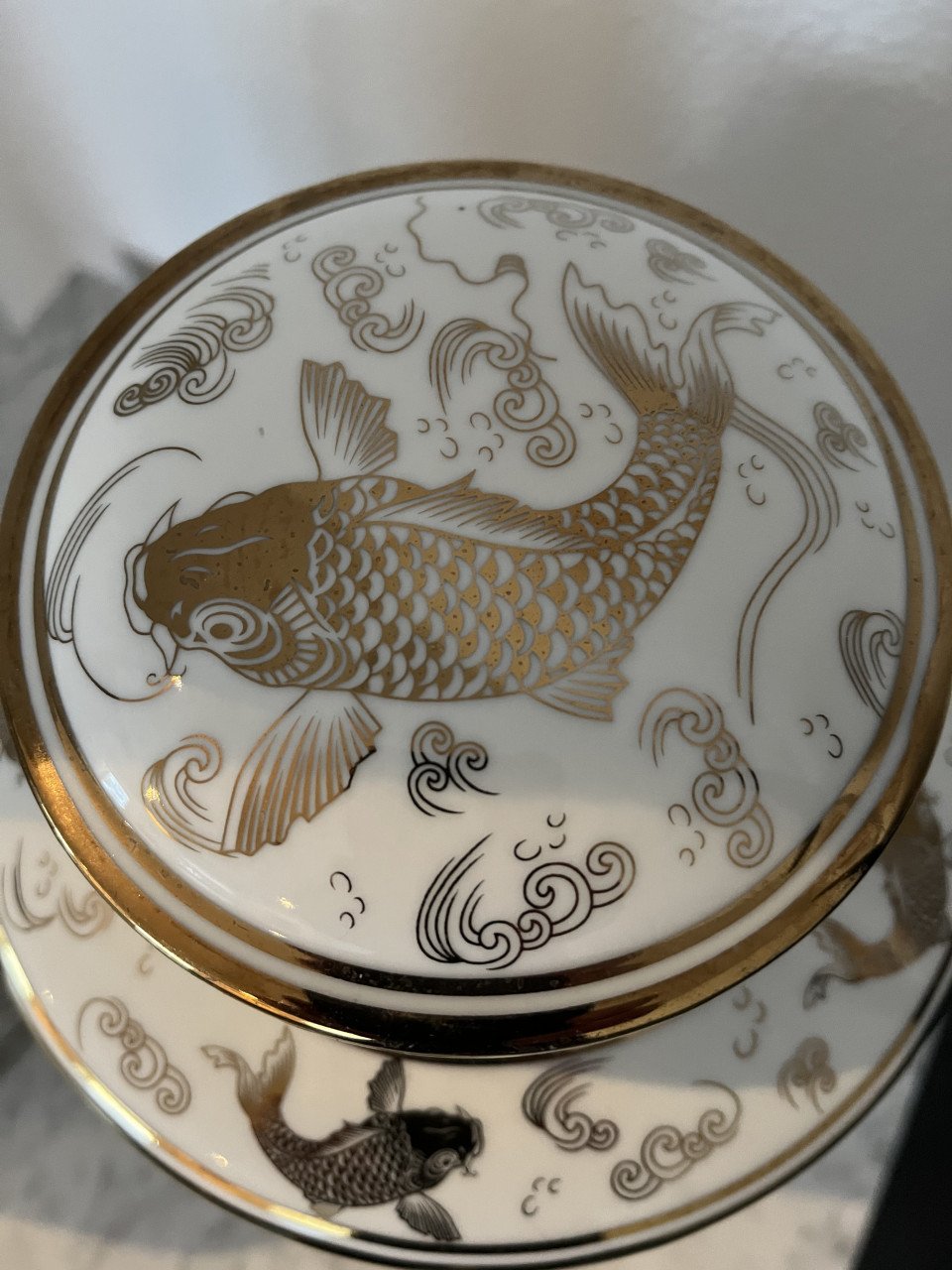 Twee decoratieve potten met gouden koi karpers