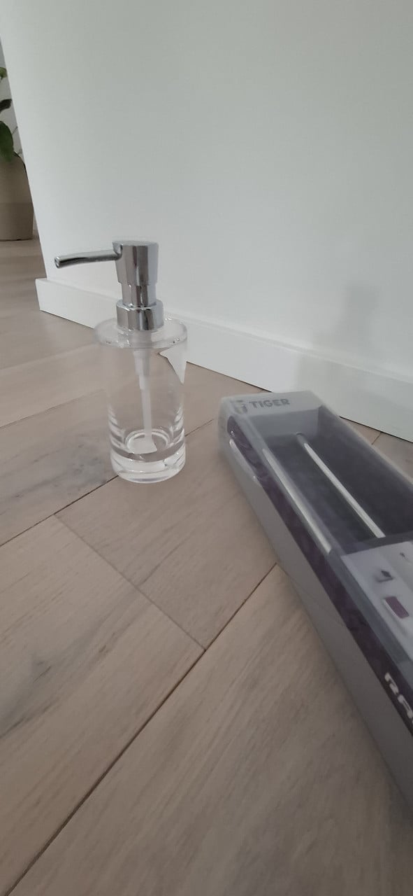 Handdoekenhouder en zeeppomp nieuw