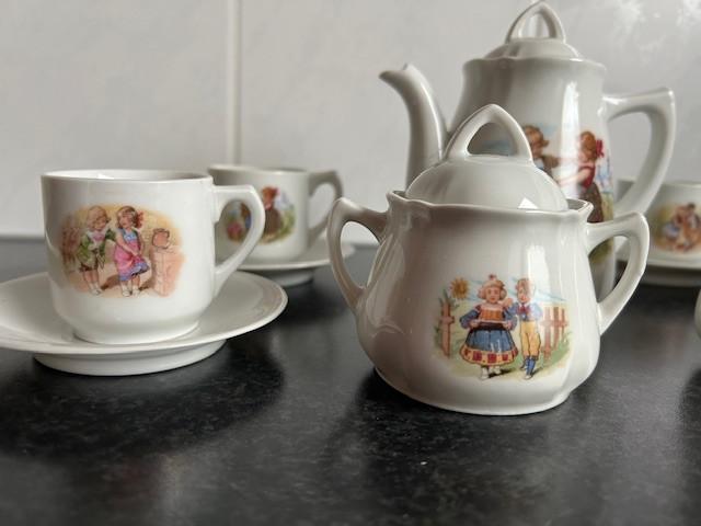 Oud poppen serviesje, porselein