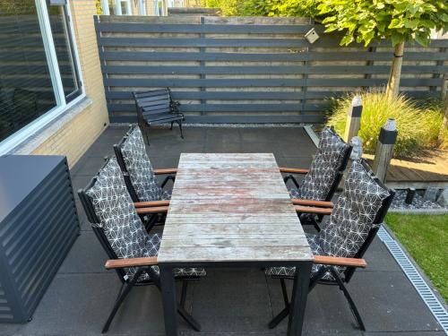 Tuinset, tafel met 4 stoelen met kussens met opberghoes