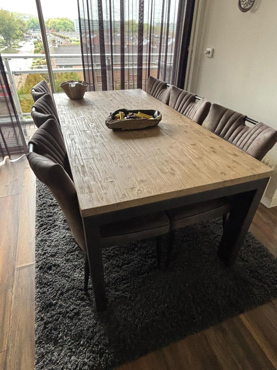 Eetkamertafel met 6 stoelen