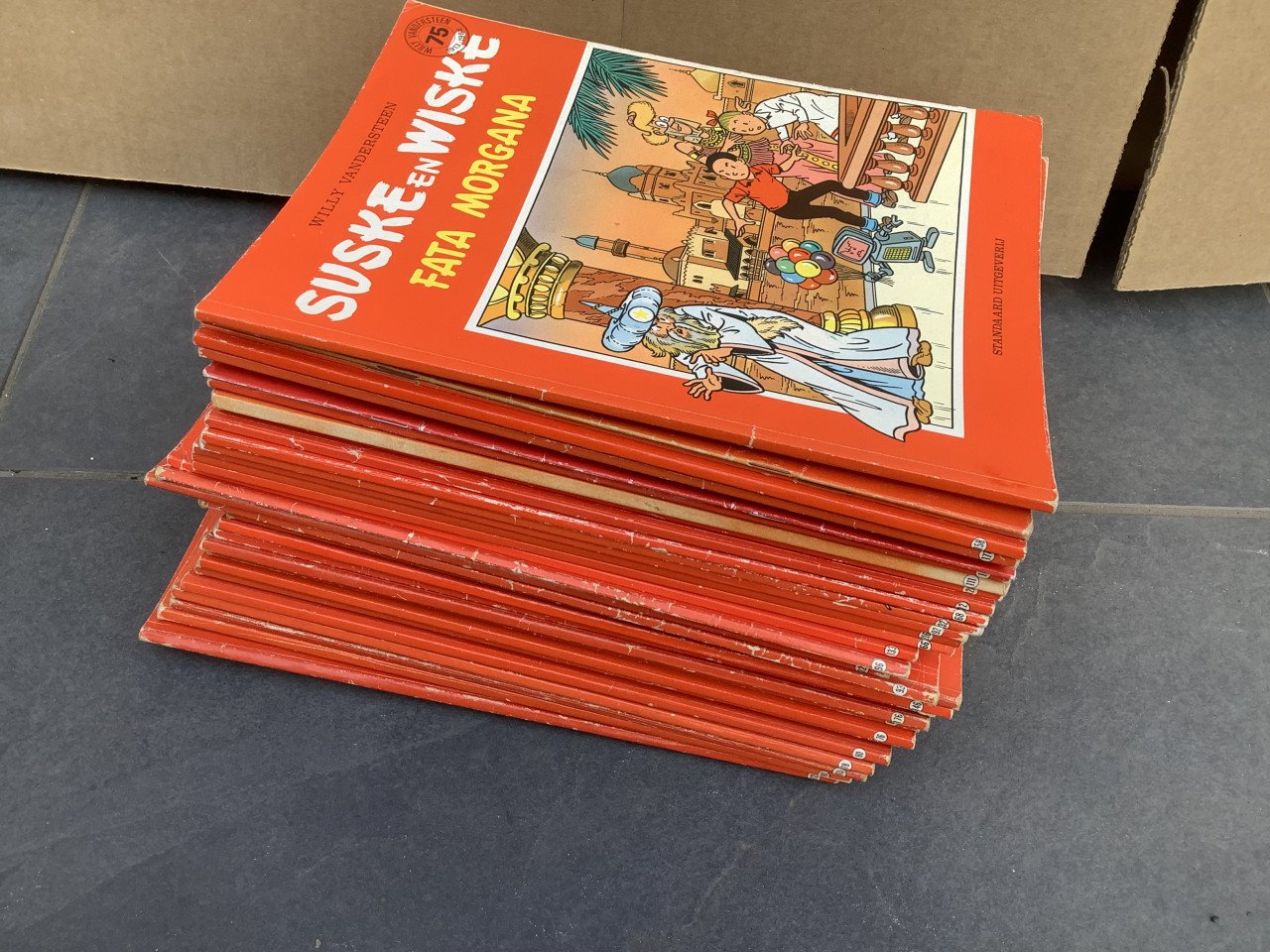 Stapel van 33 Suske en Wiske stripboeken
