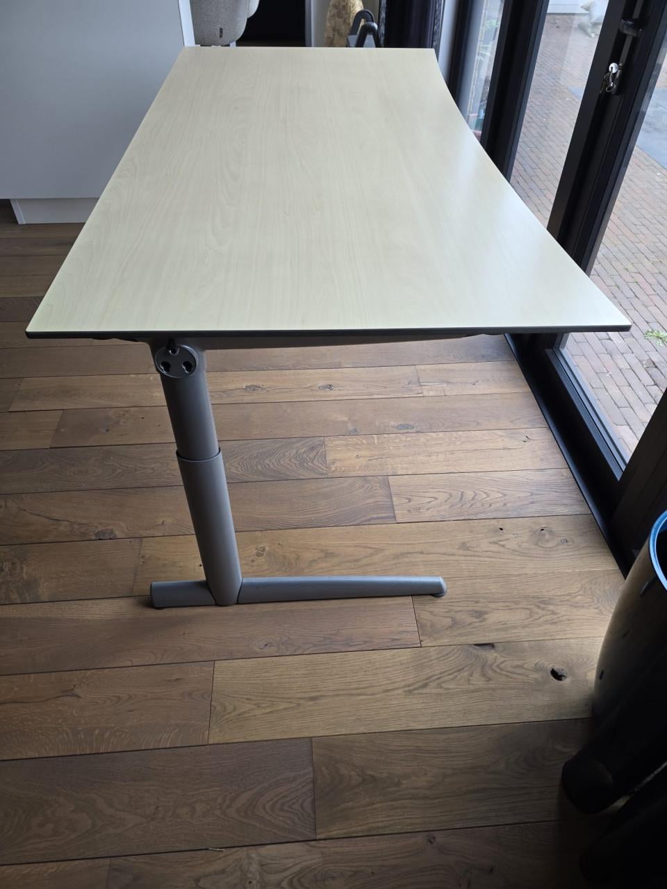 Ahrend bureau, Ahrend bureaustoel en dubbele monitor steun izgs