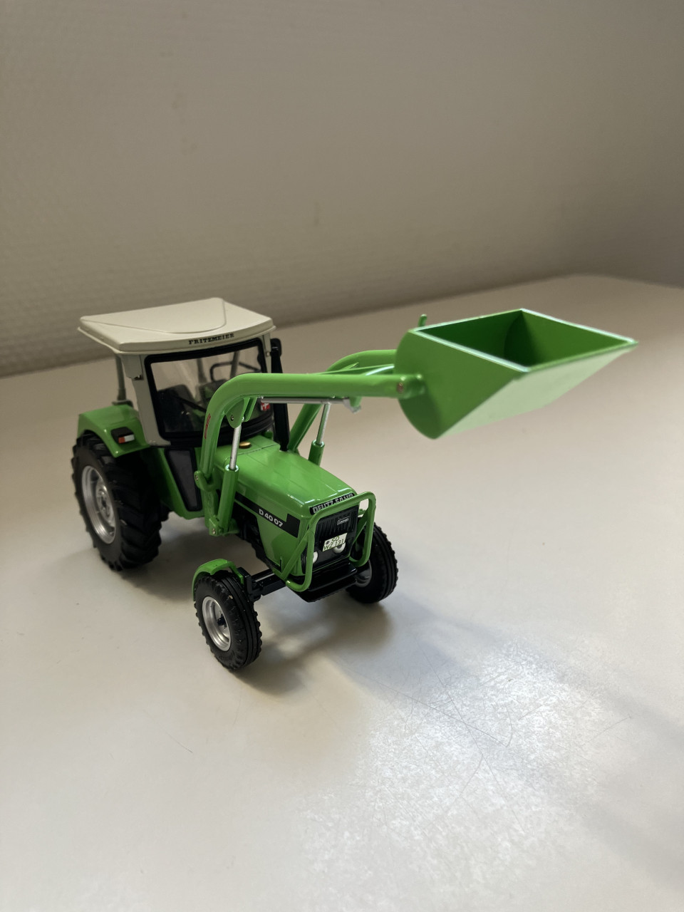 Deutzminiatuur 4007 met voorlader